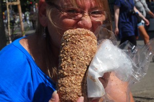 One way of devouring the chimney cake