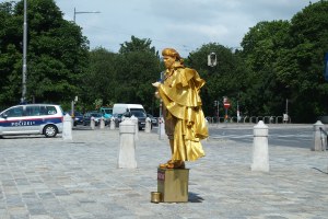 Living Mozart statue.