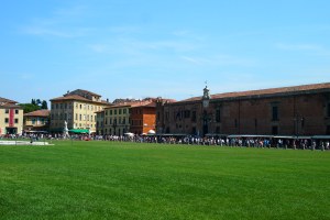 Tourists and vendors alongside the Campo dei Miracoli