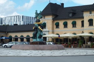 Näckens polska statues and fountain in front of Uppsala Central railway station.